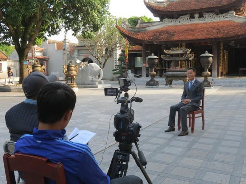 Đoàn làm phim phỏng vấn ông Lý Thừa Vĩnh, hậu duệ đời thứ 28 của vua Lý Thái Tổ.