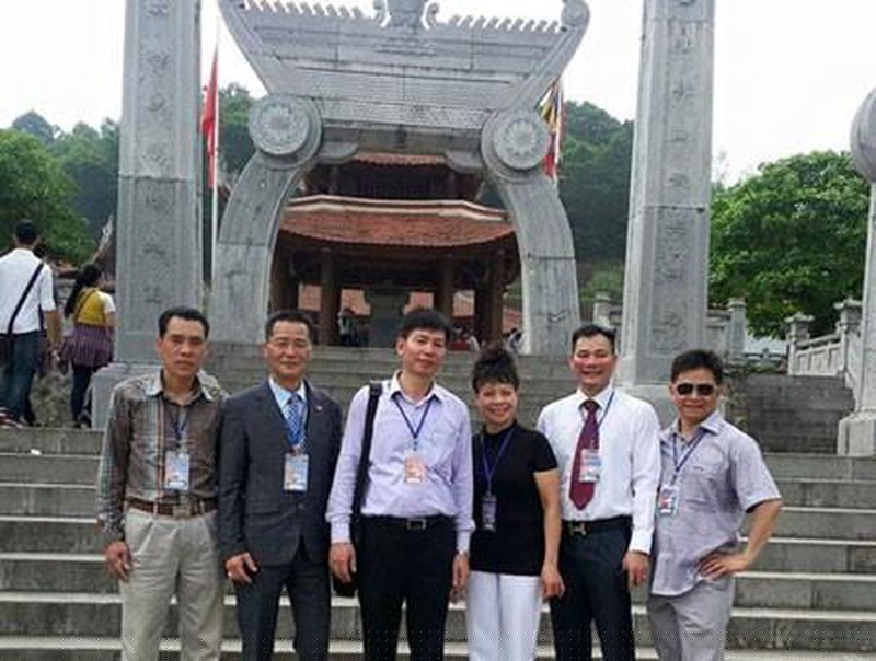 Ông Lý Thừa Vĩnh (thứ hai từ trái sang) cùng đoàn kiều bào về thăm Đền Hùng.