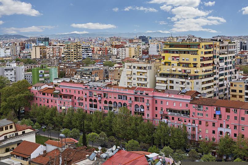 Những tòa nhà chung cư đầy màu sắc ở Tirana, Albania. Ảnh: Getty Images