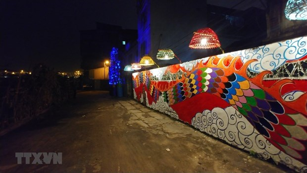 Không gian con đường nghệ thuật cộng đồng Phúc Tân vào ban đêm. (Ảnh: TTXVN phát)