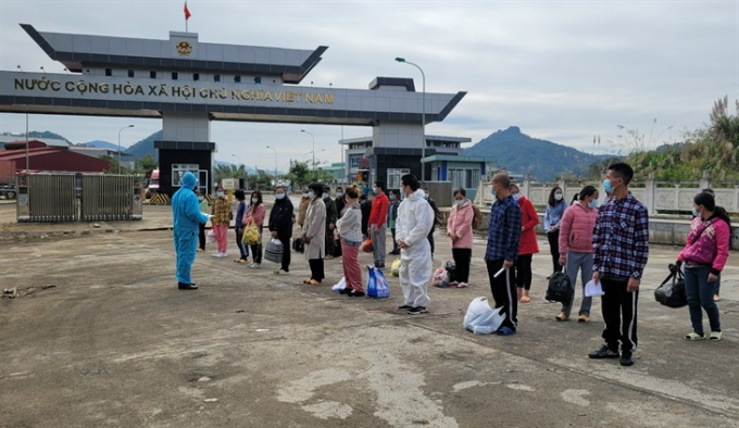 79884928am_a2-cong-dan-viet-nam-duoc-tiep-nhan-tai-cua-khau-tra-linh-cao-bang-