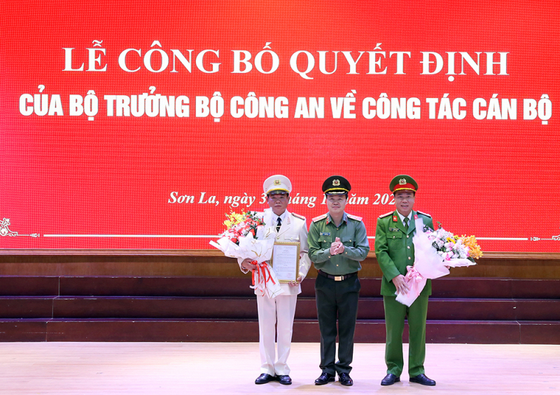 Thừa ủy quyền của Bộ trưởng Bộ Công an, Thiếu tướng Nguyễn Ngọc Vân, Giám đốc Công an tỉnh Sơn La trao quyết định của Bộ trưởng Bộ Công an về công tác cán bộ.