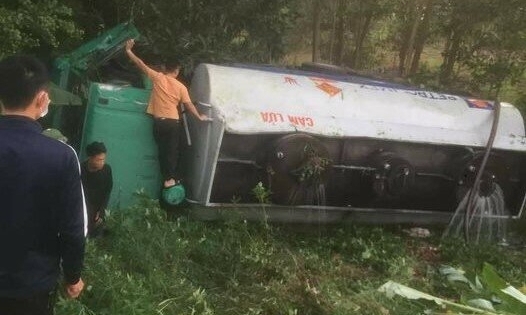 Mất lái, xe bồn chở xăng lật nghiêng trên quốc lộ 18 khiến xăng chảy tràn ra đường