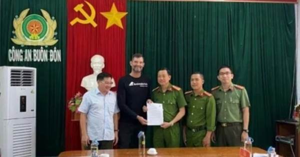 Trao trả tài sản cho chuyên gia người Anh bị mất cắp tại Vườn quốc gia Yok Đôn