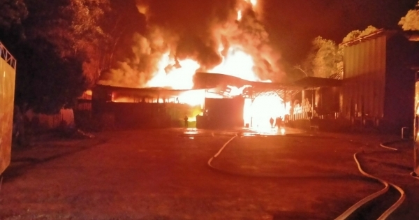 Lạng Sơn: Nhà máy chế biến nhựa thông phát hỏa lúc nửa đêm