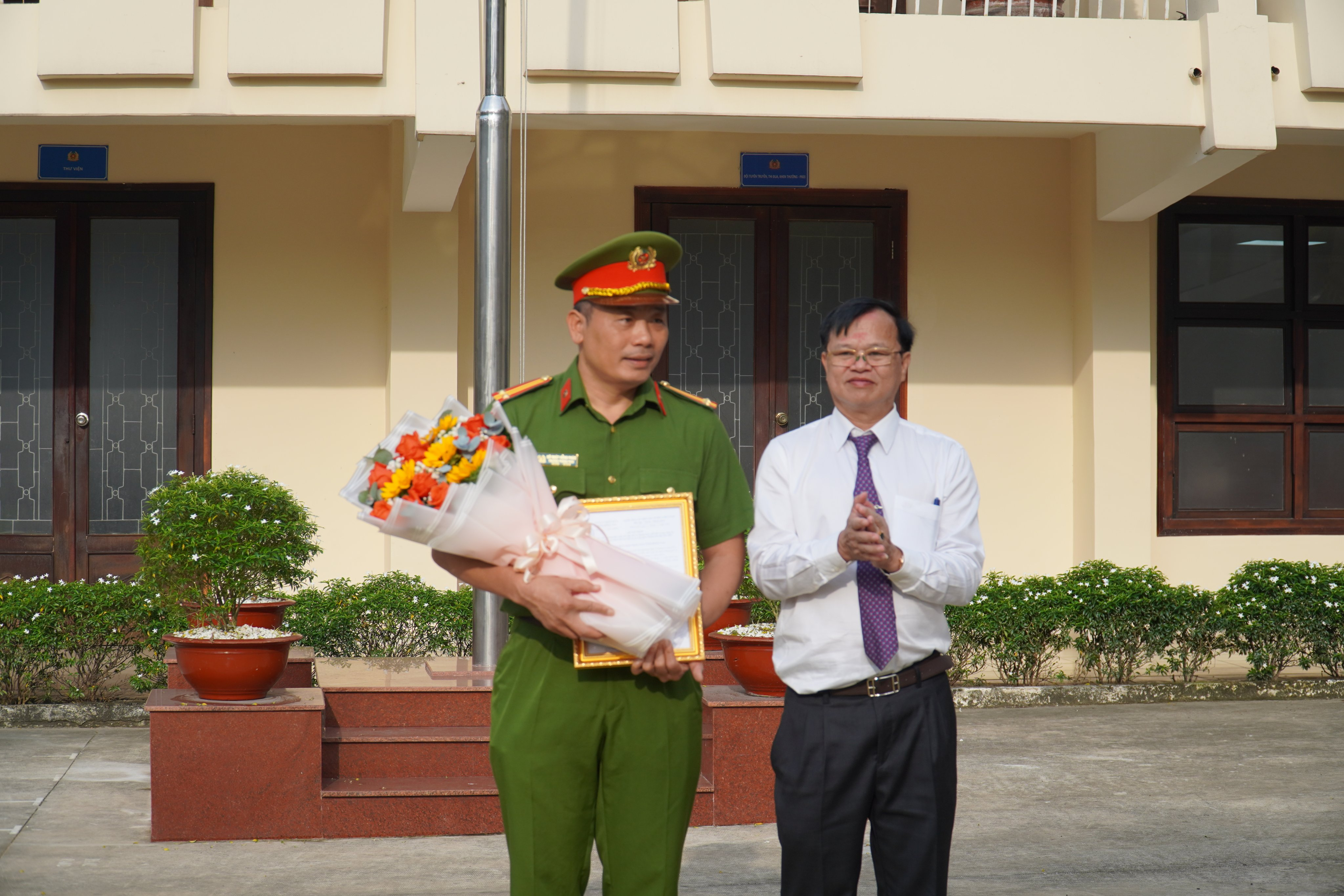 Chủ tịch UBND tỉnh Đồng Nai Cao Tiến Dũng trao tặng bằng khen cho lãnh đạo Phòng CSHS Công an tỉnh.