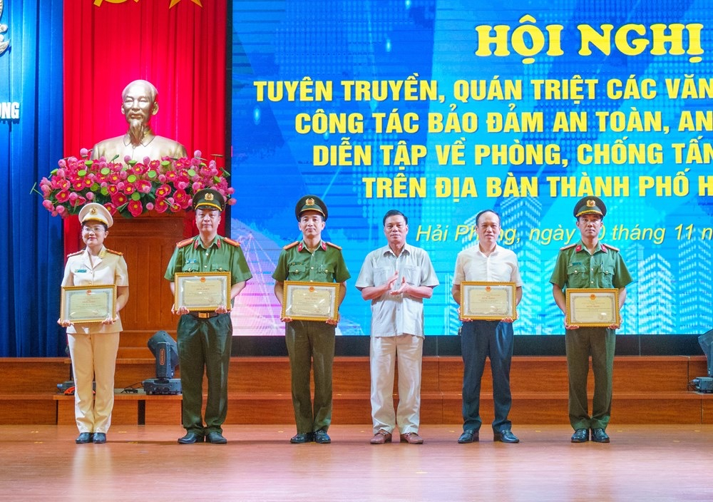 UBND thành phố khen thưởng.cho các tập thể, cá nhân có thành tích xuất sắc trong Diễn tập.