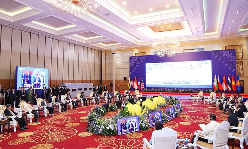 Thủ tướng Phạm Minh Ch&iacute;nh c&ugrave;ng l&atilde;nh đạo c&aacute;c nước ASEAN tham dự phi&ecirc;n đối thoại với đại diện Đại hội đồng li&ecirc;n Nghị viện ASEAN (AIPA), Thanh ni&ecirc;n v&agrave; Hội đồng Tư vấn kinh doanh ASEAN (ABAC) (Ảnh: VGP).