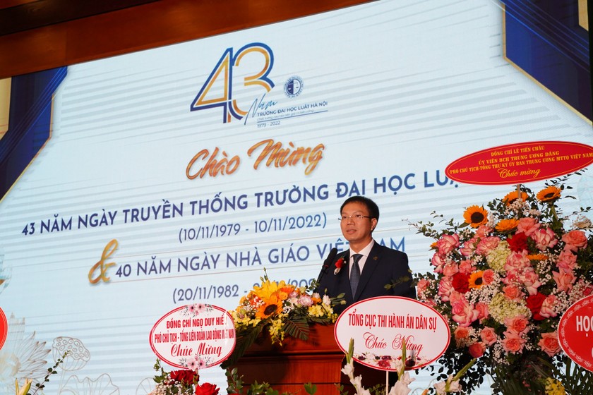 Hiệu trưởng Đo&agrave;n Trung Ki&ecirc;n ph&aacute;t biểu tri &acirc;n tại buổi lễ.