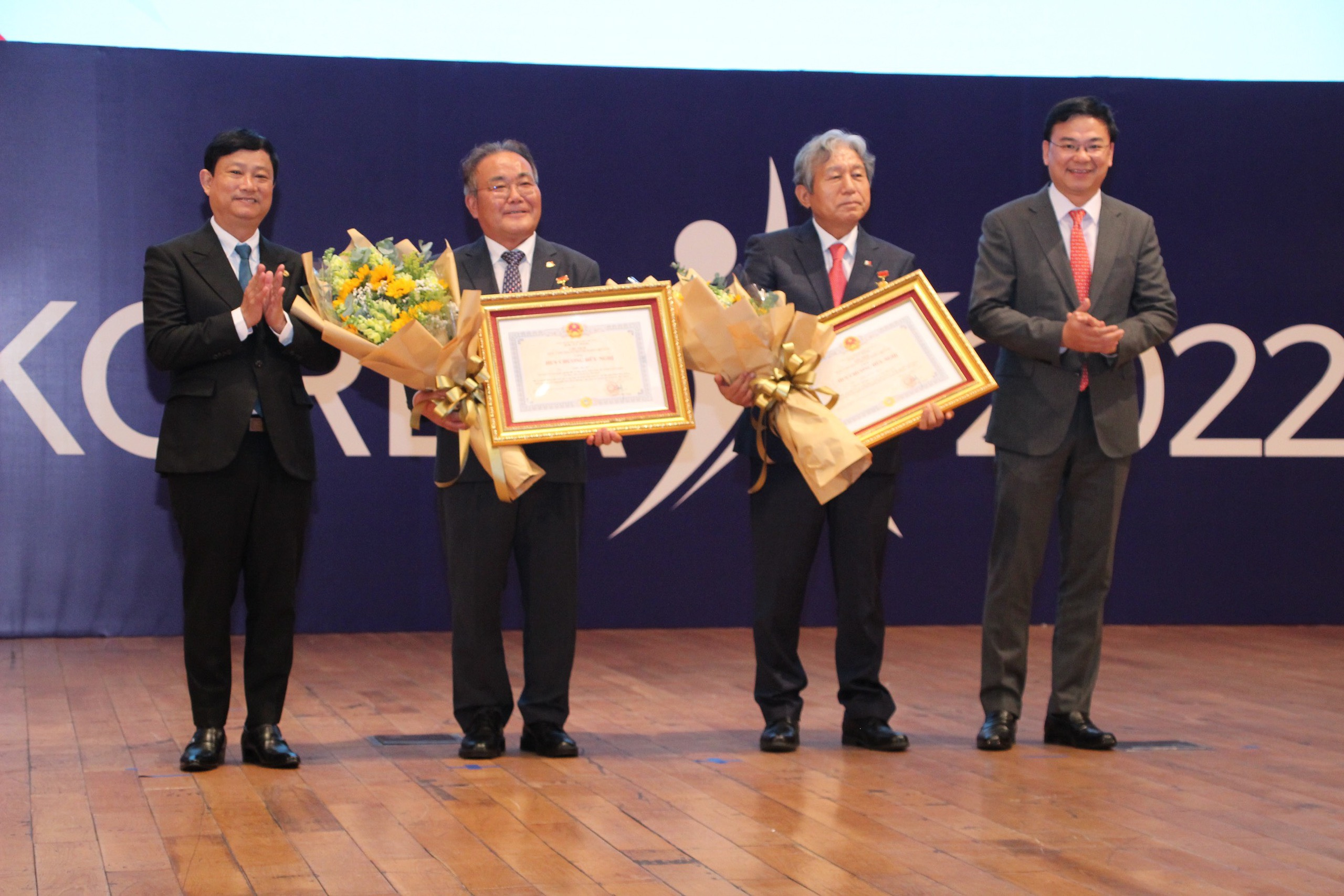 UBND tỉnh B&igrave;nh Dương cũng đ&atilde; trao bằng khen vinh danh một số doanh nghiệp và doanh nh&acirc;n Hàn Qu&ocirc;́c.