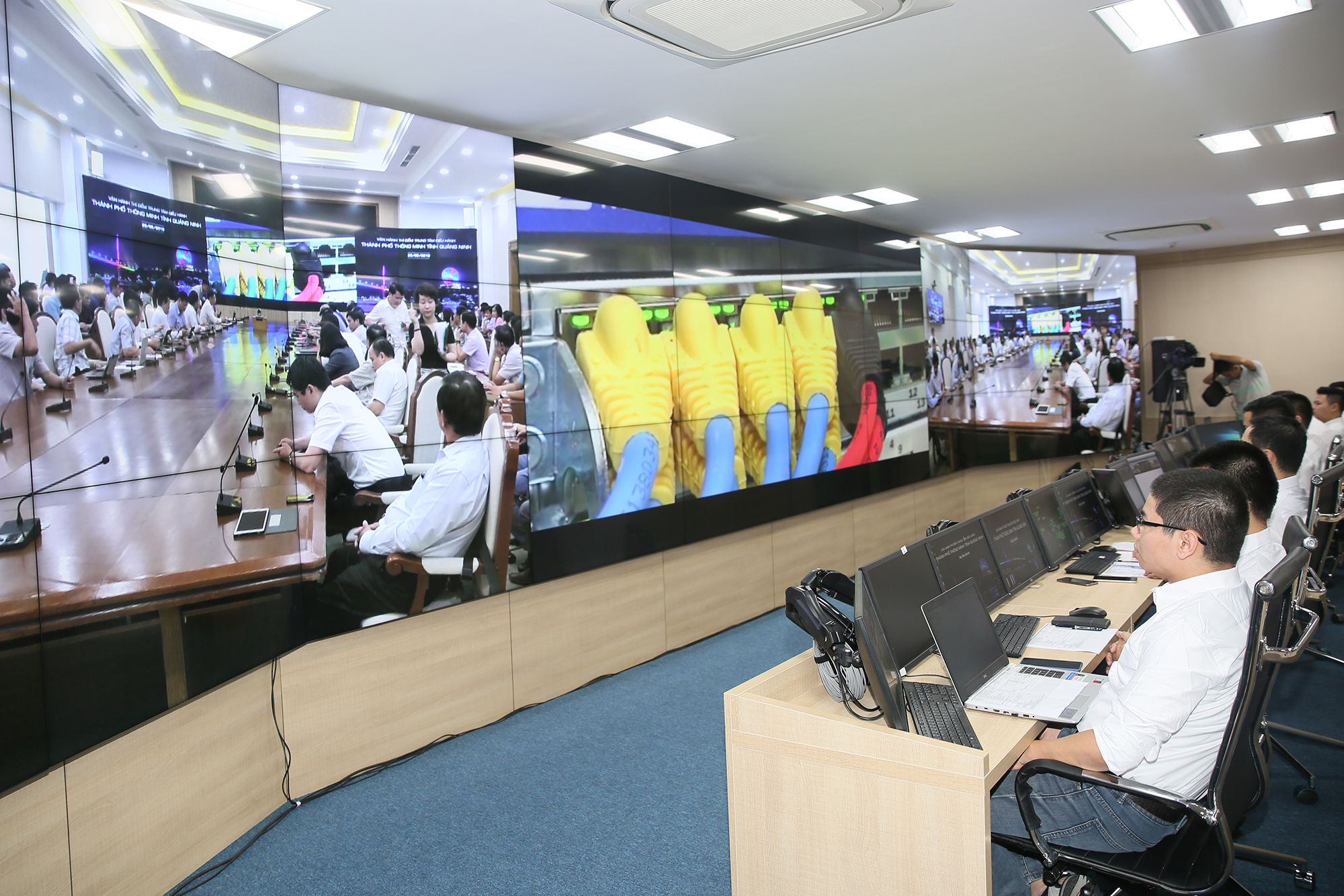 Công tác chuyển đổi số được áp dụng, vận hành hiệu quả tại Trung tâm Điều hành thành phố tỉnh Quảng Ninh. Ảnh: ĐP
