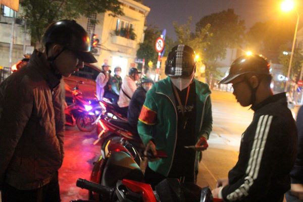 Nam thanh niên điều khiển xe máy tốc độ cao, nẹt pô bị lực lượng 141 chặn giữ.