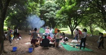 “Gỡ” áp lực học hành cho con trẻ: Cần sự chung tay của cộng đồng