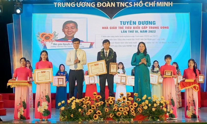 Ph&oacute; Chủ tịch nước V&otilde; Thị &Aacute;nh Xu&acirc;n trao giải thưởng cho những nh&agrave; gi&aacute;o trẻ ti&ecirc;u biểu.