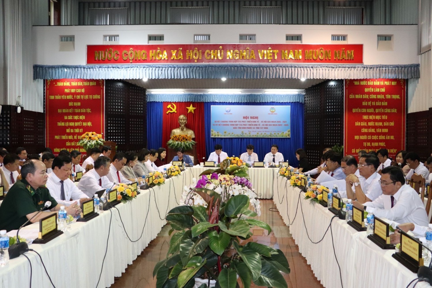 Toàn cảnh hội nghị.