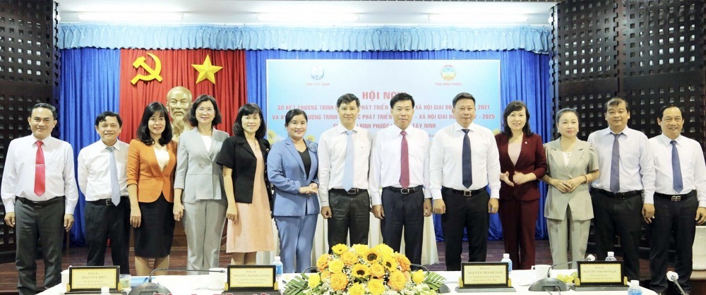 : Lãnh đạo 2 tỉnh chụp hình lưu niệm.