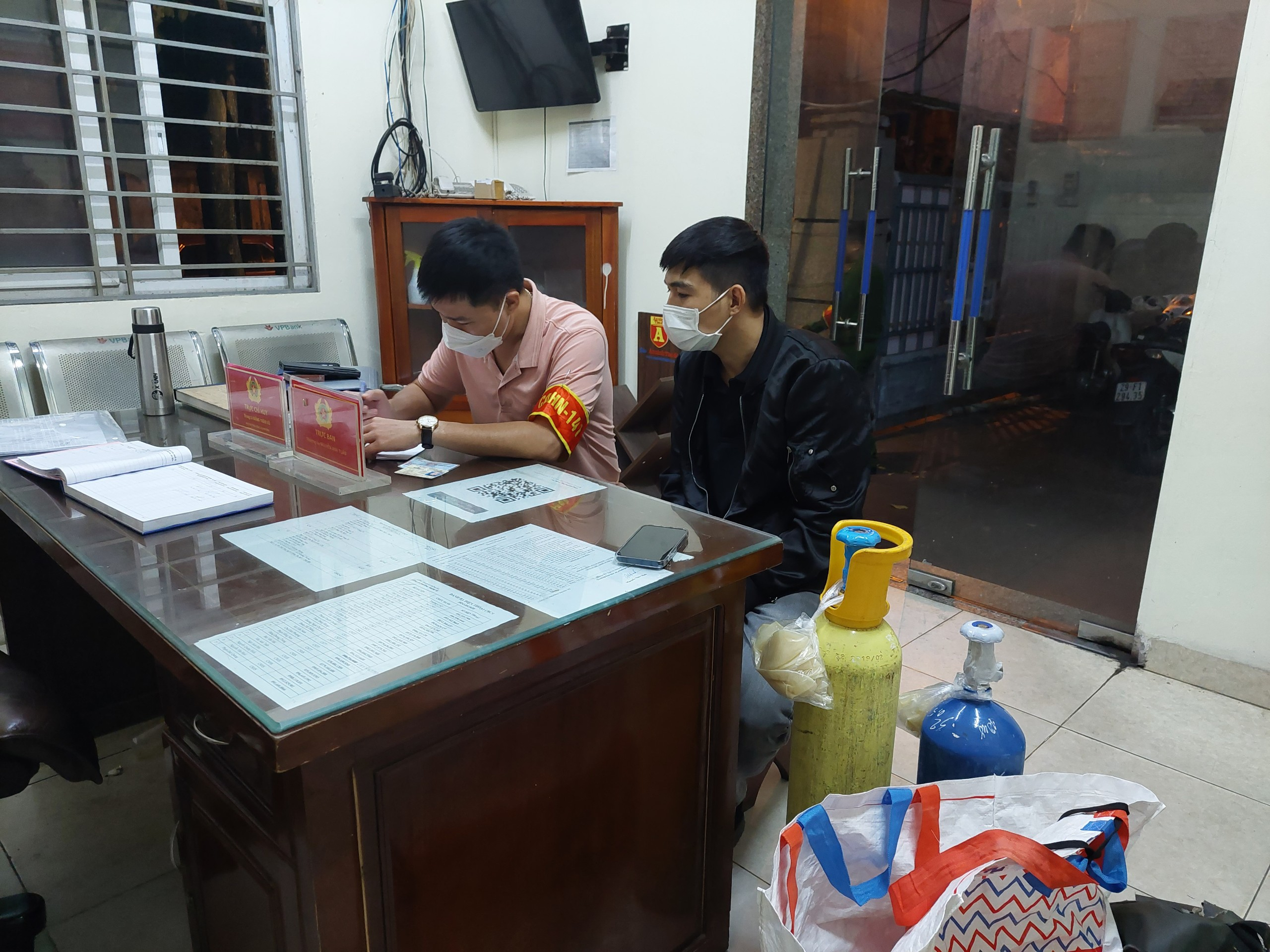 Tổ công tác Y12/141 bàn giao đối tượng và tang vật cho Công an phường Trung Tự.