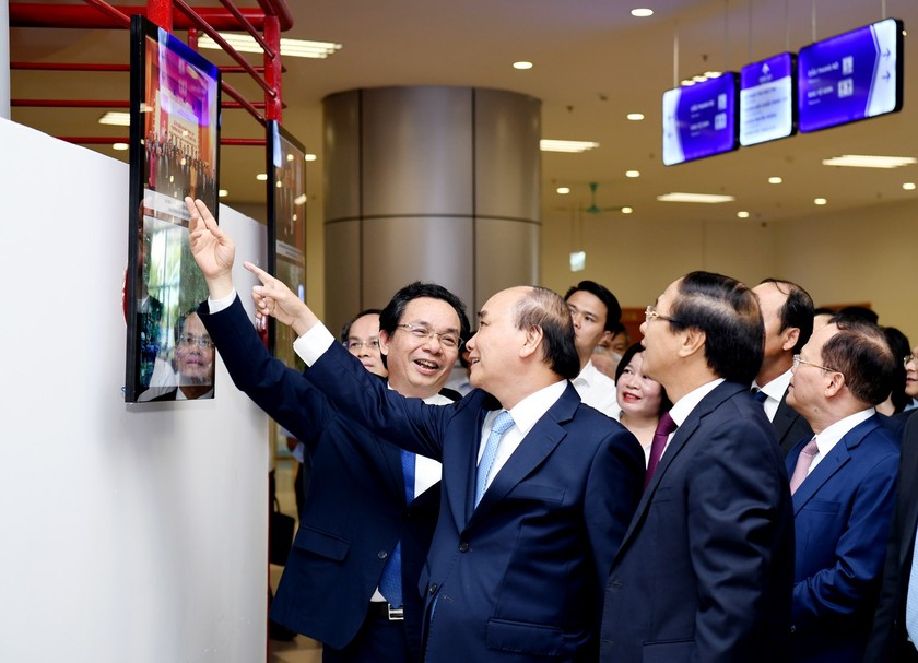 Chủ tịch nước bồi hồi xúc động khi về thăm trường cũ.