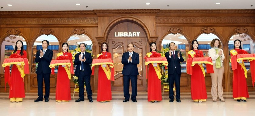 Cắt băng khánh thành thư viện điện tử dùng chung cho 45 trường đại học.