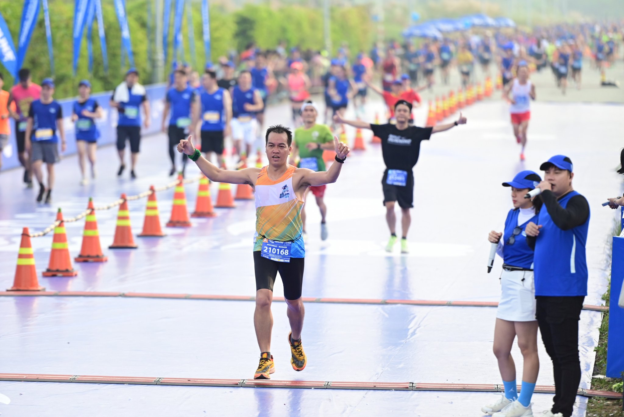 Niềm vui của các thành viên nhóm khi tham dự giải.