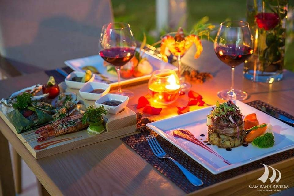 Bữa tiệc hải sản tươi ngon bên ánh nến, hoa hồng và rượu vang sẽ thêm gia vị mặn nồng cho các cặp đôi.