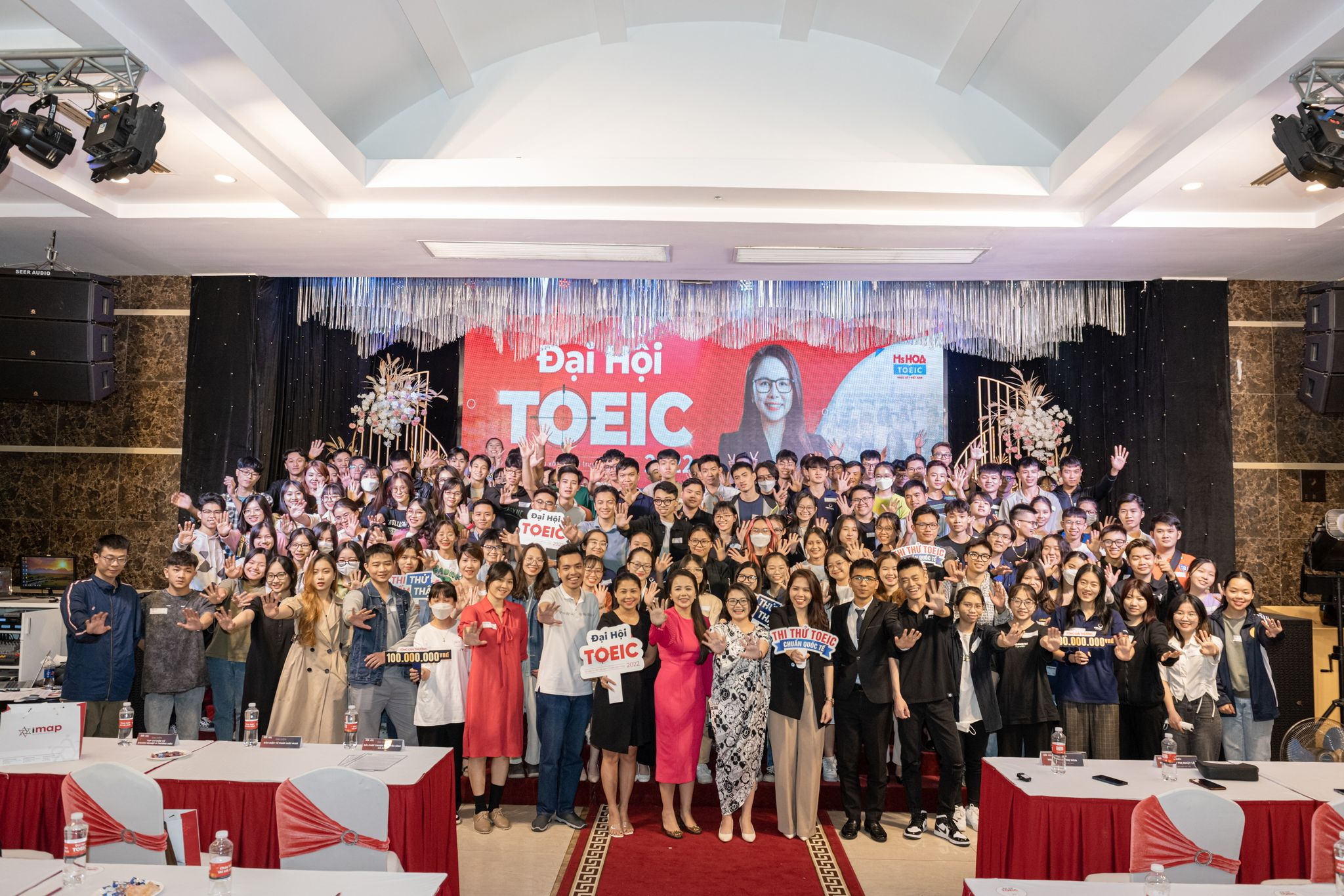 Đại biểu và các thí sinh chụp ảnh lưu niệm Đại hội TOEIC 2022 tại Hà Nội.