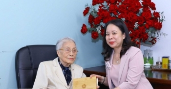 Phó Chủ tịch nước thăm và tặng quà các nhà giáo lão thành