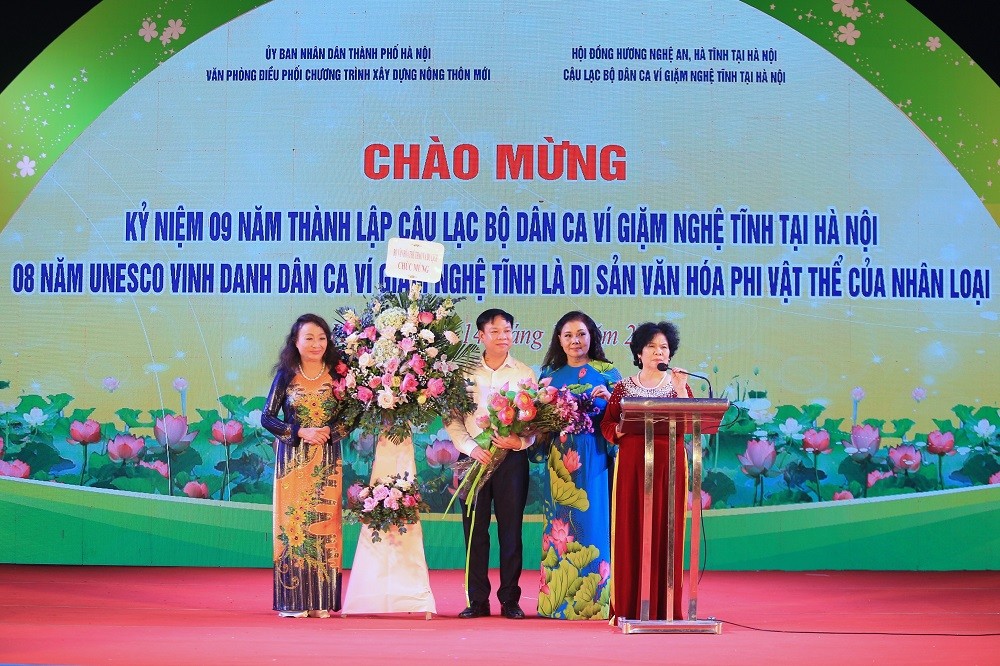 Ông Nguyễn Lương Thắng, Phó Cục trưởng Cục Văn hóa cơ sở, đại diện Bộ Văn Hóa, Thể thao và Du lịch chúc mừng Câu lạc bộ Dân ca Ví Giặm Nghệ Tĩnh tại Hà Nội.