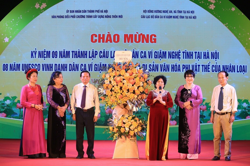 Bà Nguyễn Thị Thành, Chủ nhiệm CLB “Dân ca Ví Giặm Nghệ Tĩnh” tại Hà Nội (thứ 3, phải sang) phát biểu đáp lời cảm ơn các Bộ, ban, ngành trung ương và Hà Nội, cùng các tổ chức, các nghệ sỹ đã đến tham dự, chung vui tại sự kiện diễn ra tối ngày 14/11 tại Hà Nội.