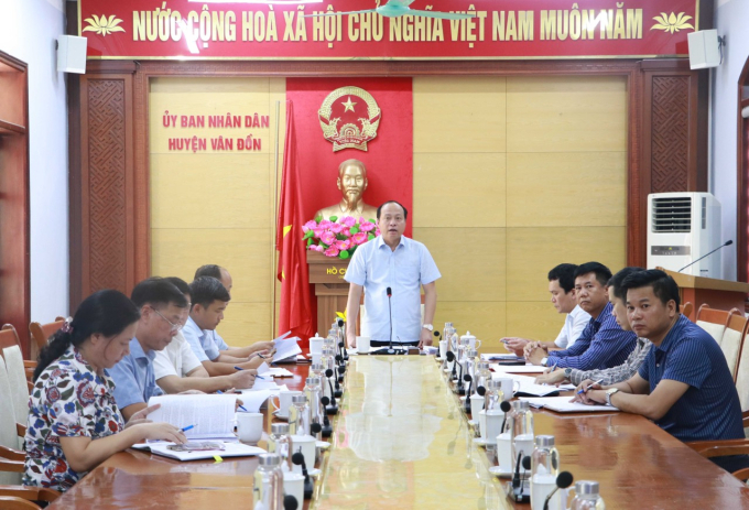 Ph&oacute; B&iacute; thư huyện uỷ, Chủ tịch UBND huyện V&acirc;n Đồn (giữa) khẳng định &ldquo;Ph&aacute;t triển KKT với đặc trưng khu đ&ocirc; thị biển đảo, xanh, hiện đại, th&ocirc;ng minh, bền vững, đ&ocirc; thị loại II trước năm 2030&rdquo;.