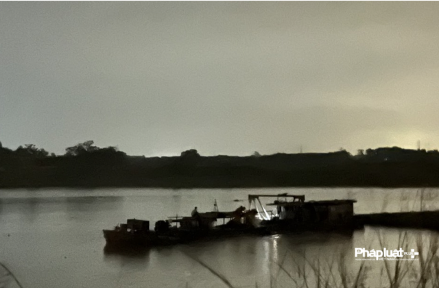 Hút cát xuyên đêm trên sông Cà Lồ