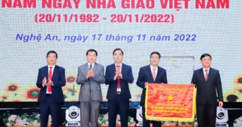 Sở GD&ĐT Nghệ An đón nhận Cờ đơn vị dẫn đầu các phong trào thi đua