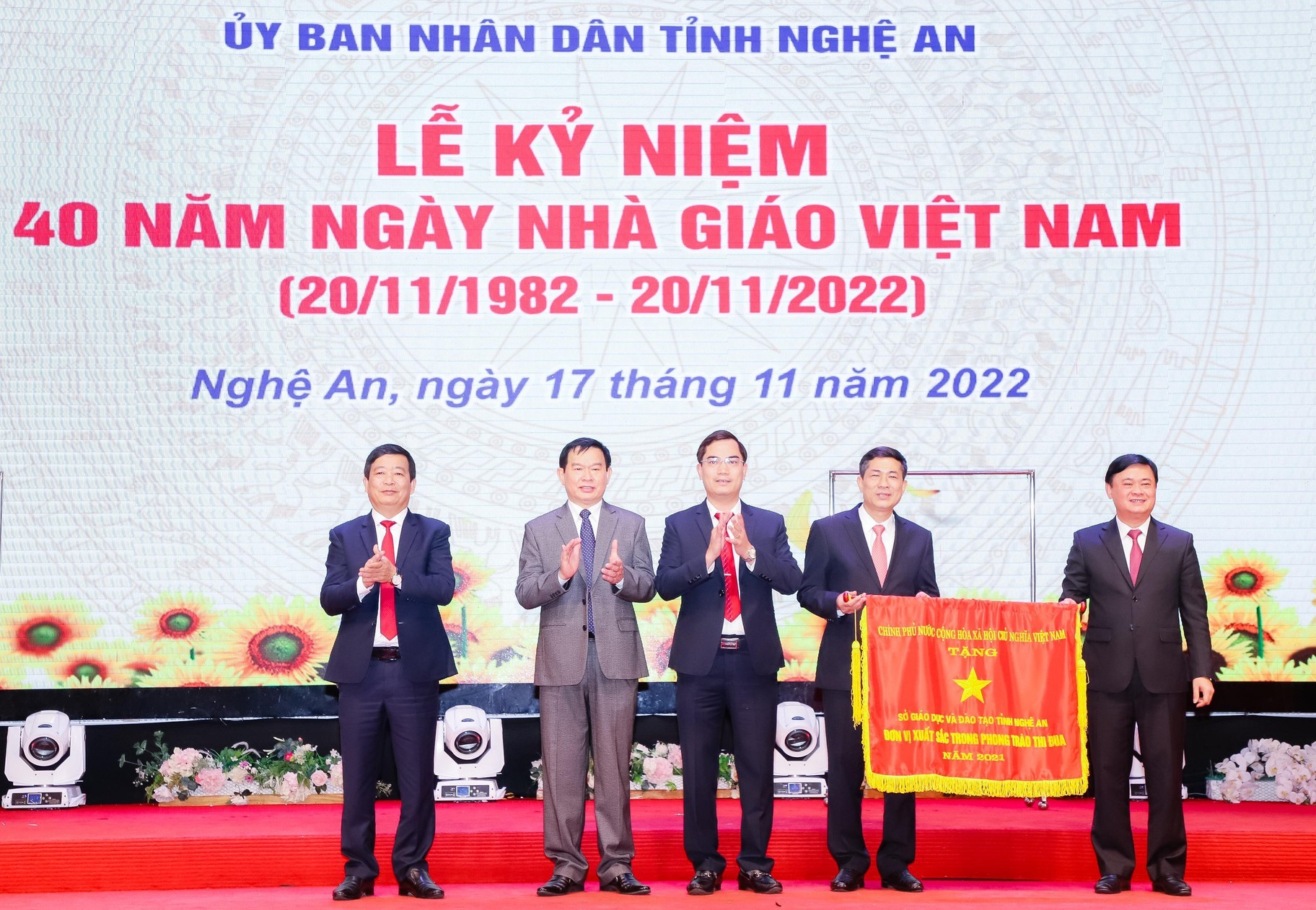 bna-dong-chi-thai-thanh-quy-bi-thu-tinh-uy-thua-uy-quyen-trao-co-thi-dua-cua-chinh-phu-cho-lanh-dao-so-giao-duc-va-dao-tao-3795