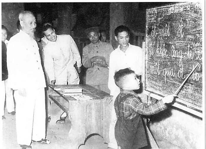 Bác Hồ thăm lớp vỡ lòng ở Hàng Than (Hà Nội) năm 1958. (Ảnh tư liệu)