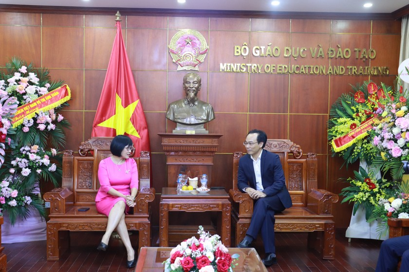 Thứ trưởng Đặng Hoàng Oanh gửi tới tập thể, lãnh đạo Bộ Giáo dục &amp;amp; Đào tạo lời chúc mừng tốt đẹp nhân dịp Ngày Nhà giáo Việt Nam 20/11.