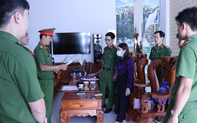 Lực lượng chức năng bắt tạm giam và khám xét nơi ở, nơi làm việc của nguyên kế toán trưởng CDC Bình Phước (Ảnh: TTXVN)