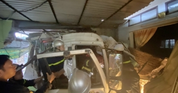 Hà Nội: Giải cứu tài xế xe trộn bê tông mắc kẹt trong cabin