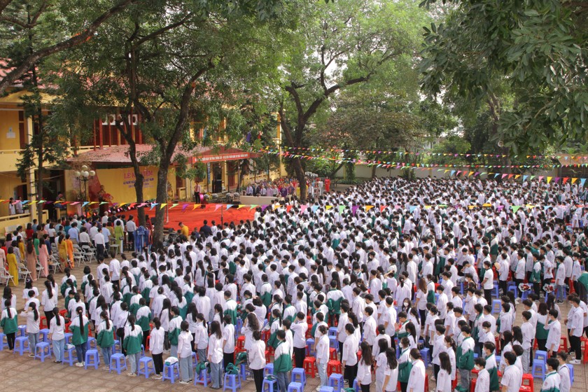 Lễ kỷ niệm 40 năm Ngày nhà giáo Việt Nam tại trường THPT Phong Châu, Phú Thọ.