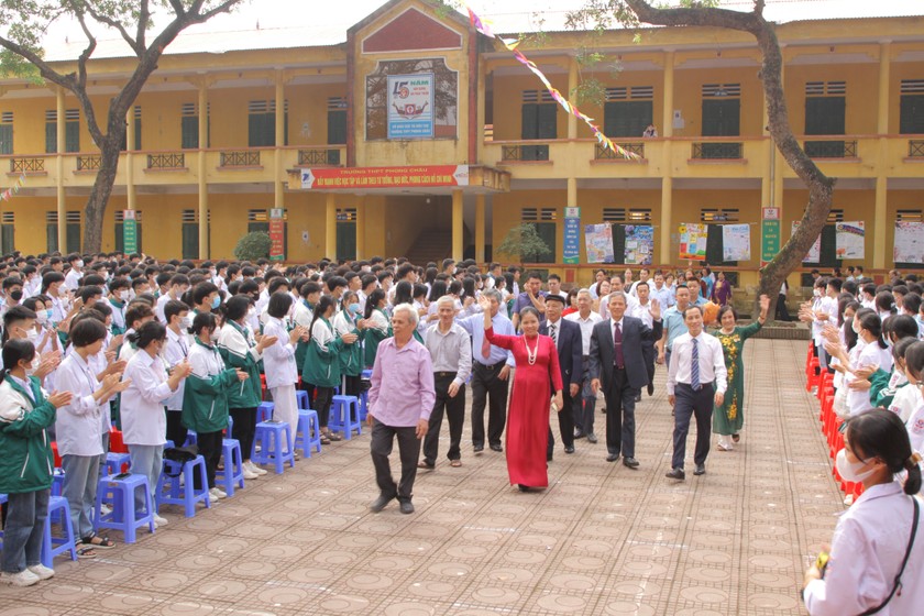 Các nhà giáo về hưu trở về trường cùng ôn lại những kỷ niệm của năm tháng xưa