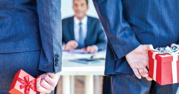 Nghiêm cấm tặng quà Tết lãnh đạo, chỉ dự lễ hội khi được phân công