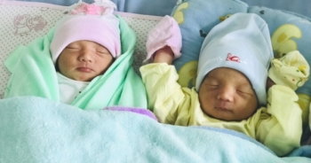 Hy hữu: 1 bé chào đời, có 1 bé vẫn còn nguyên trong bọc ối