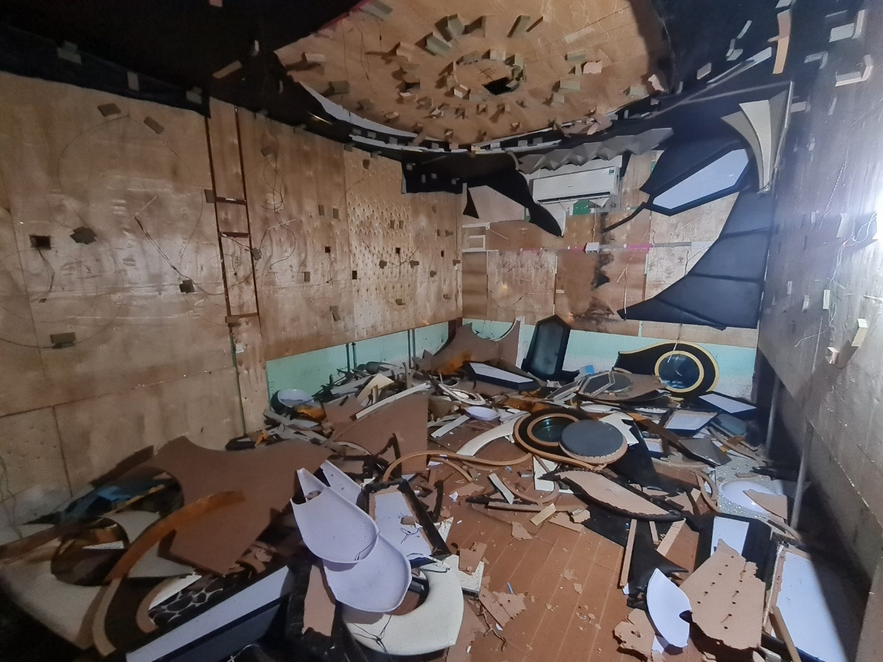 Theo các cơ sở karaoke, việc thiết kế lắp đặt hiện hữu, trước đó đã được các cấp thẩm quyền kiểm tra, nghiệm thu cho phép hoạt động theo quy định của pháp luật. Việc yêu cầu buộc tháo dỡ, thay thế toàn bộ vật liệu trang trí tại tất cả phòng hát bằng vật liệu mới đang gây thiệt hại lớn cho họ.