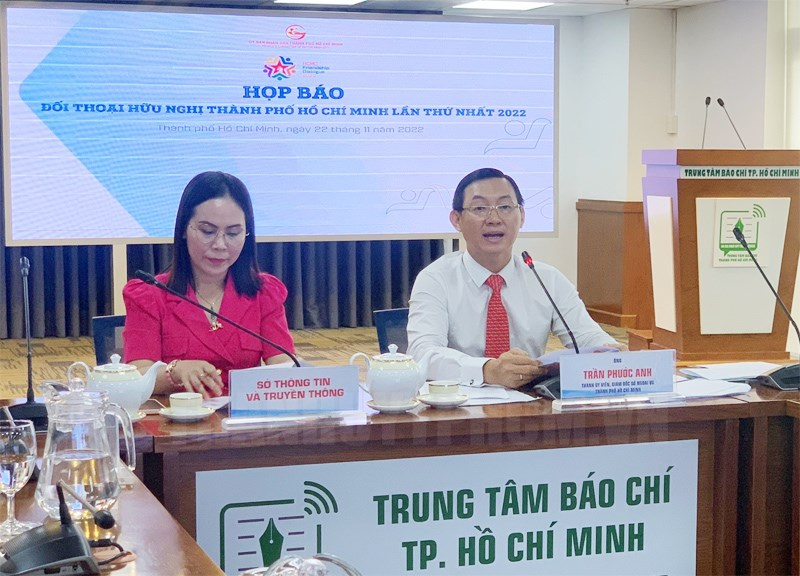 Ban tổ chức thông tin tại buổi họp báo (Ảnh: Thành Ủy TP Hồ Chí Minh)