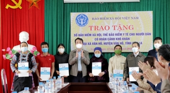 Tặng sổ BHXH và thẻ BHYT trị giá 4 tỷ đồng cho người nghèo