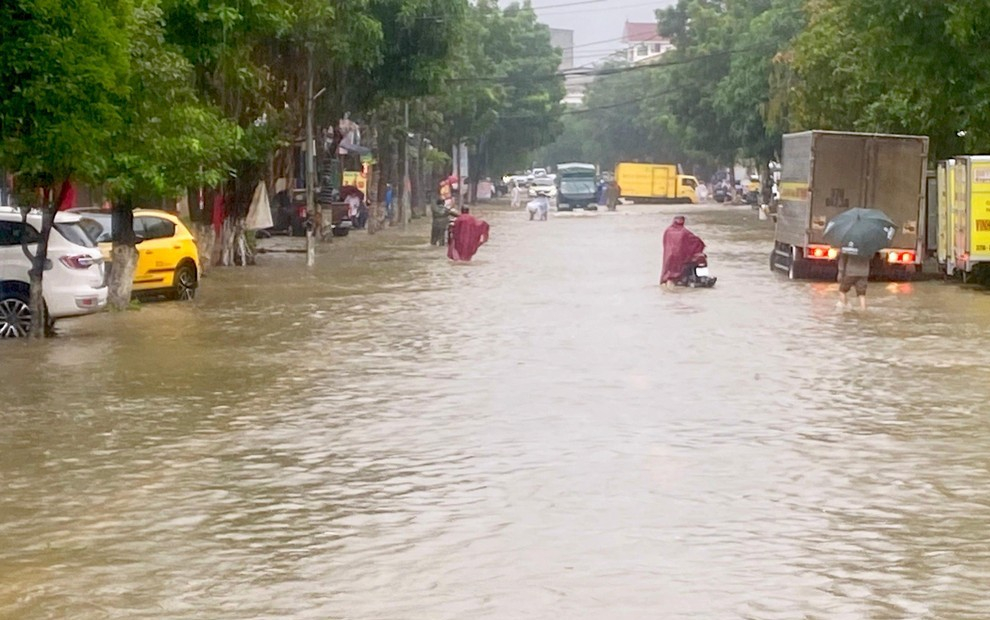 Đường Lý Thường Kiệt ngập sâu, nhiều xe chết máy