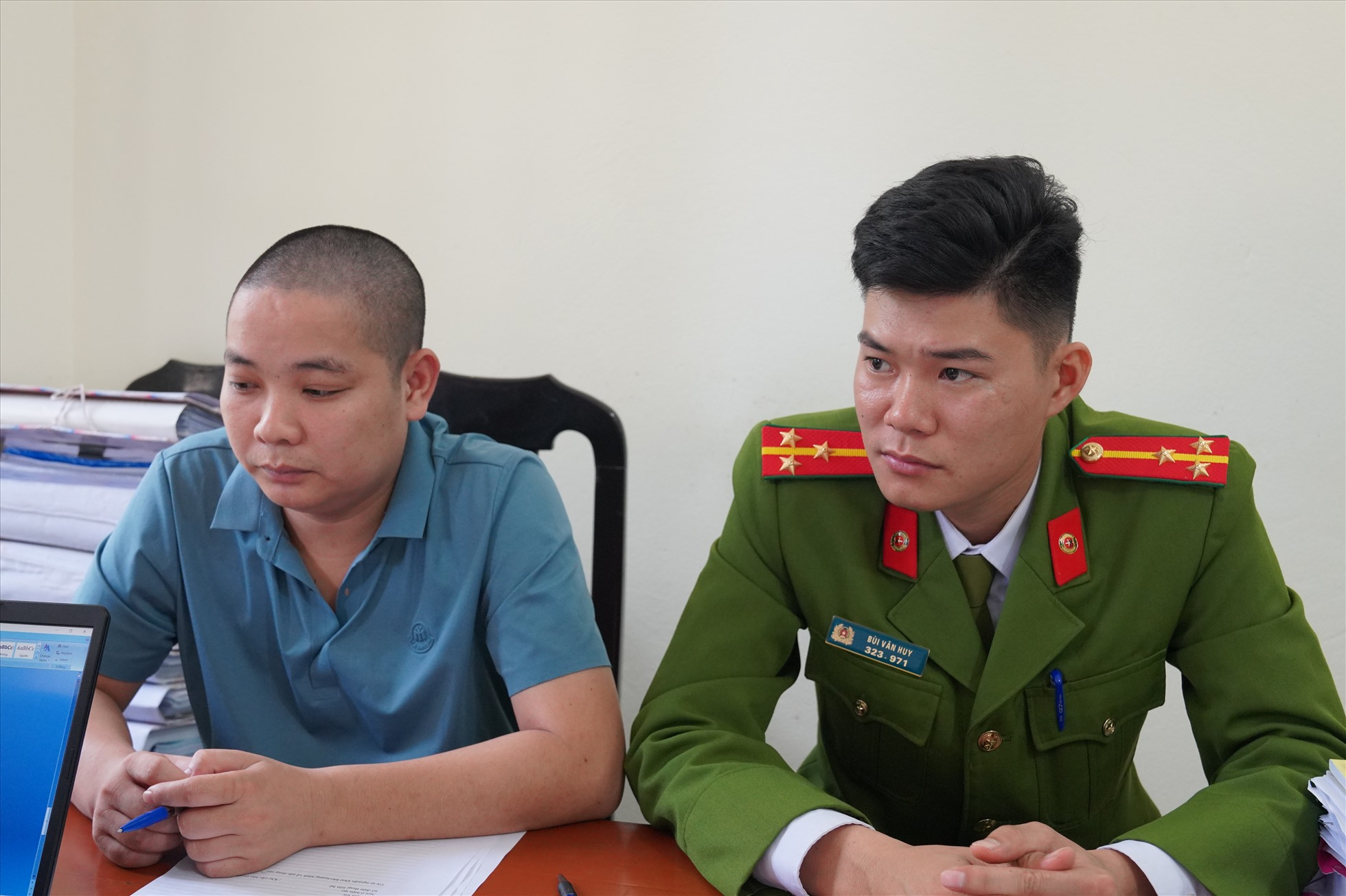 Đối tượng Bùi Xuân Dinh (SN 1991 trú tại xóm Quế Kho, xã Tú Sơn, huyện Kim Bôi) cán bộ tại Chi nhánh Văn phòng đăng ký đất đai huyện Kim Bôi.