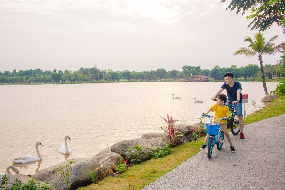 Vườn chim Ecopark trên hồ Thiên Nga không chỉ là địa điểm yêu thích của dân nhiếp ảnh mà cả cư dân của khu đô thị. Nhiều lần, đàn vịt trời, hạc, cò trắng hàng trăm con vỗ cánh bay ngang rợp cửa nhà, chị Nguyễn Thùy Linh - một cư dân chia sẻ và cho biết các con chị cũng rất thích thú tìm hiểu các loài chim này.