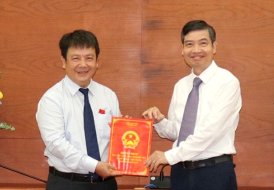 Chủ tịch UBND tỉnh Phú Yên Tạ Anh Tuấn trao quyết định tiếp nhận, bổ nhiệm ông Đặng Hồng Lĩnh (trái) giữ chức Chánh Văn phòng UBND tỉnh Phú Yên. Ảnh: Thủy Loan