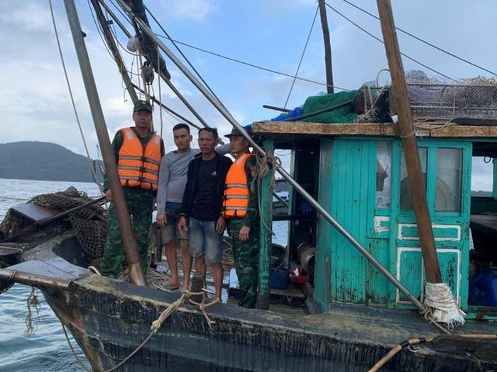 Hai thuyền được BĐBP cứu sống Ảnh: Xuân Hùng