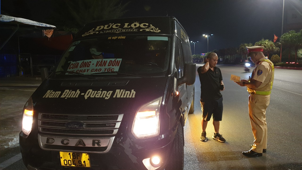 Lực lượng CSGT tăng cường kiểm tra, xử lý vi phạm trong hoạt động kinh doanh vận tải. Ảnh Công an Quảng Ninh